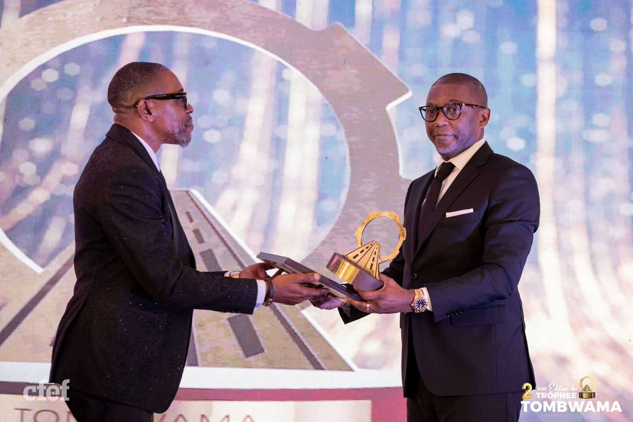 image en avant de Alain LUNGUNGU KISOSO lauréat du prix « BUILDER » pour son leadership dans l’exécution des projets de développement en RDC