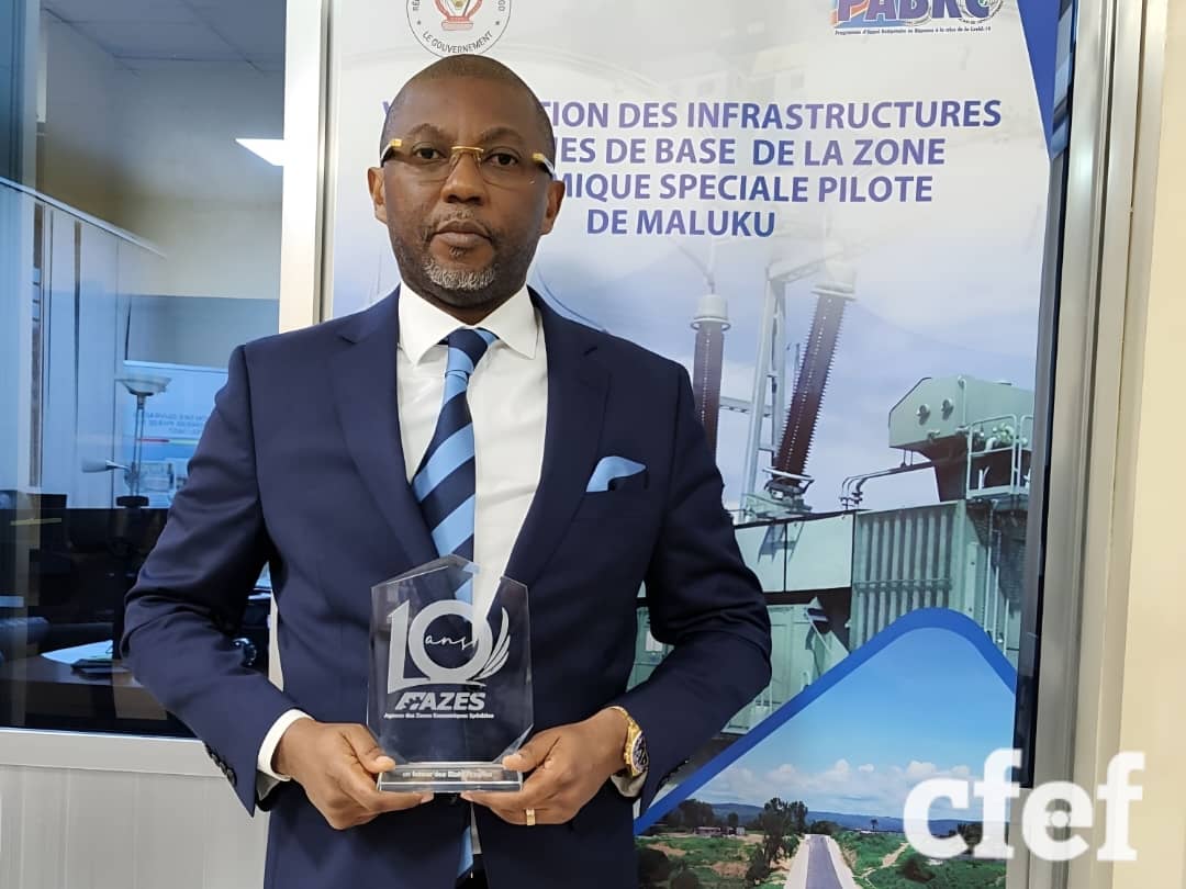 image en avant de Alain Lungungu Primé lors des 10 ans de l’AZES